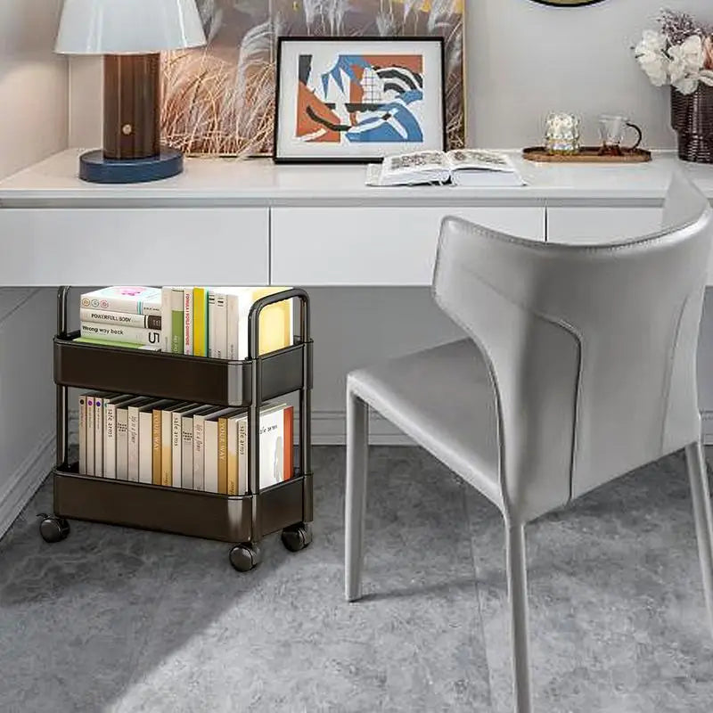 Kompakter Bücherregal-Trolley mit stabilen Rädern, flexibel nutzbar als Rollwagen für Bücher & Organizer.
