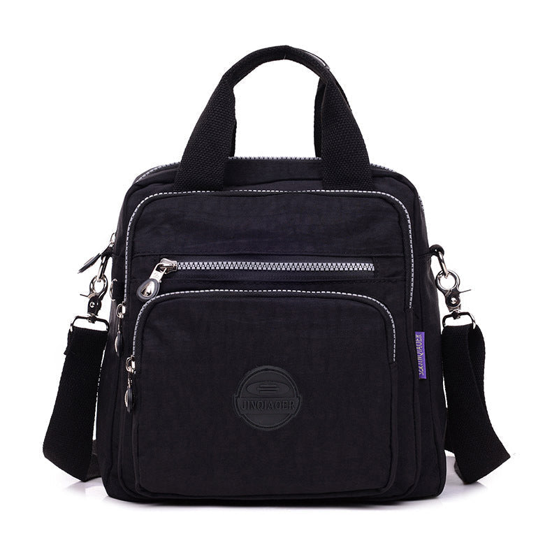 Damen FlexiBag als Rucksack getragen: Wasserfeste, multifunktionale 3-in-1 Tasche aus robustem Nylon.