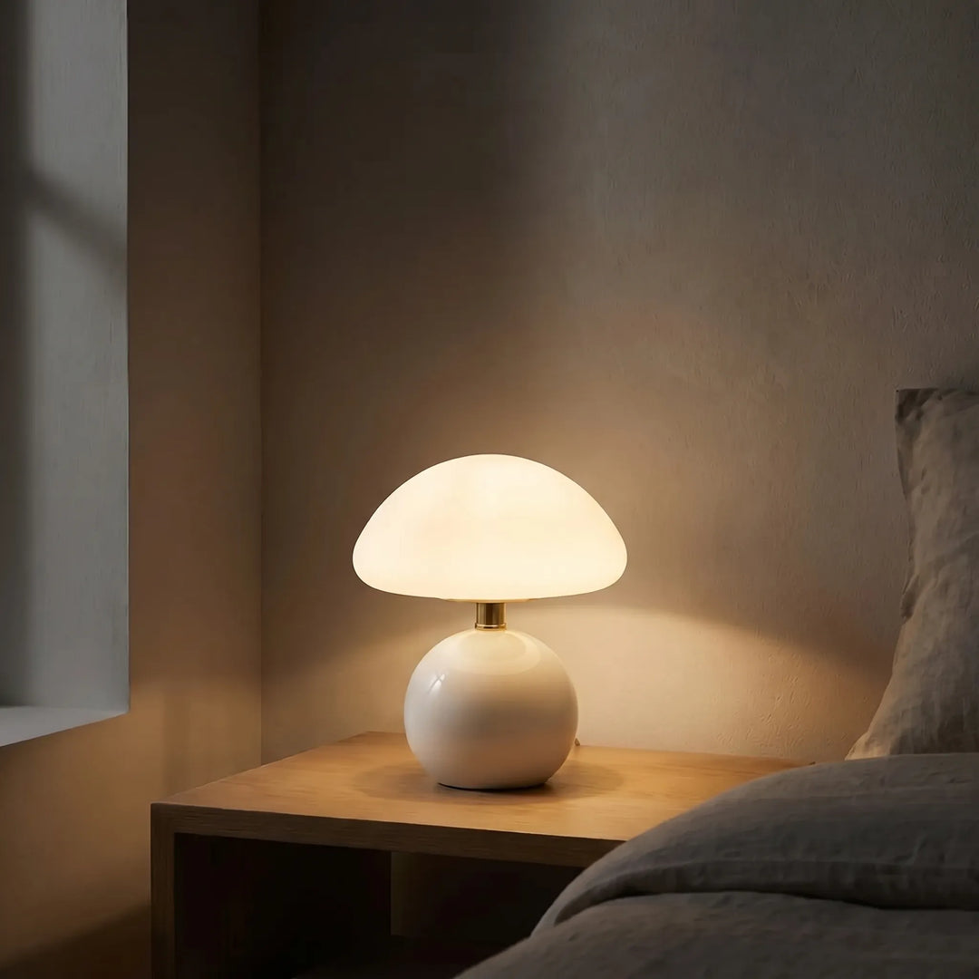 Skulpturale Pilz-Tischlampe aus Keramik mit stimmungsvollem LED-Licht für moderne Einrichtungen.