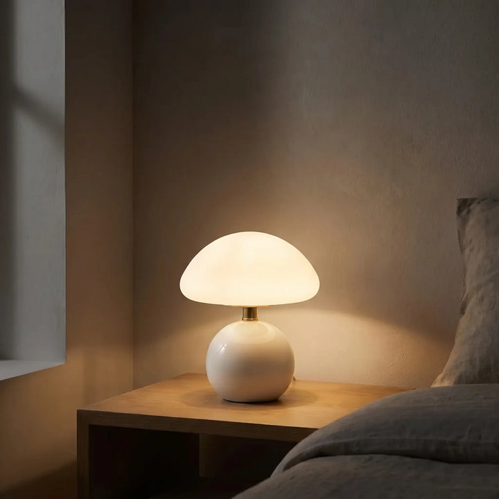 Skulpturale Pilz-Tischlampe aus Keramik mit stimmungsvollem LED-Licht für moderne Einrichtungen.