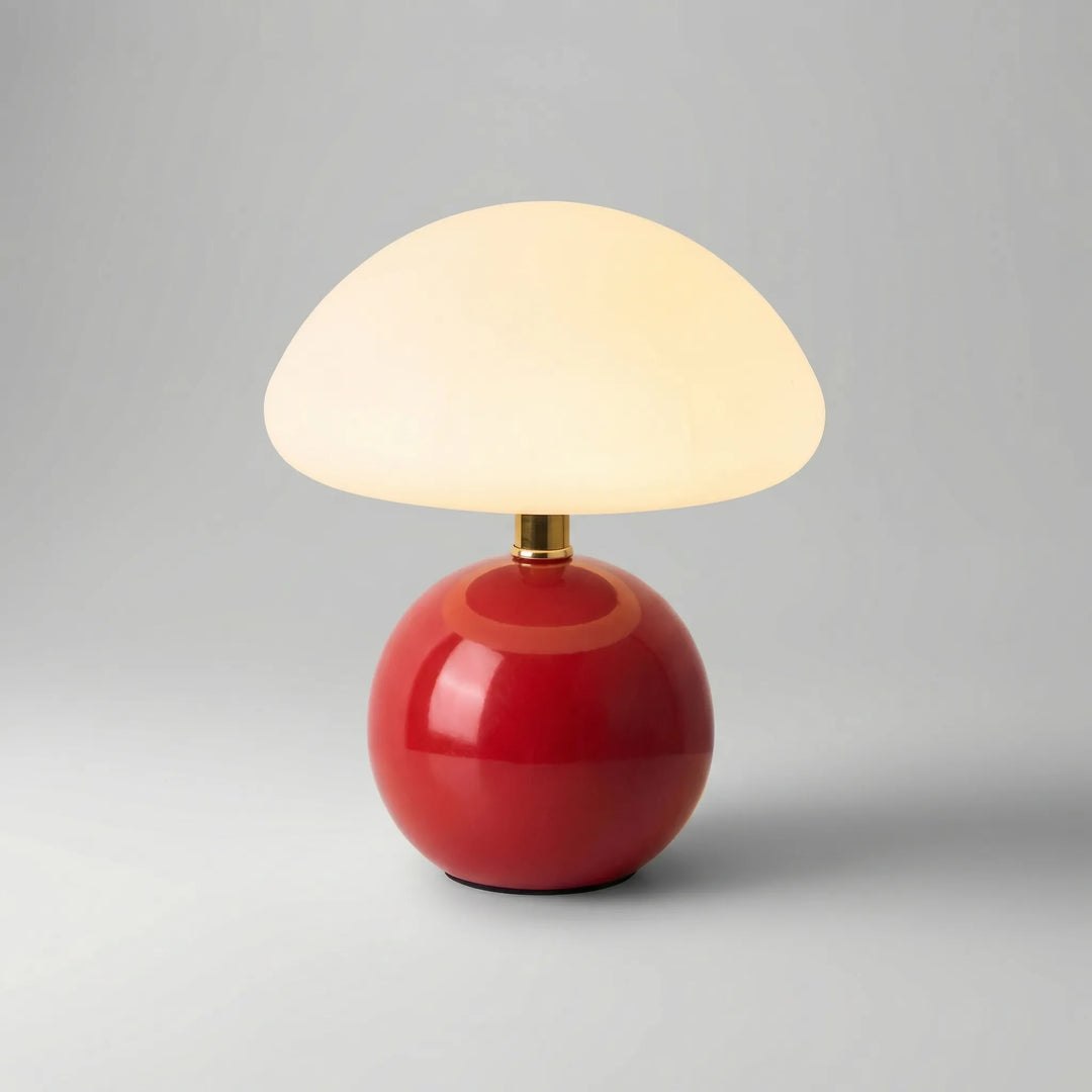 Detailansicht der skulpturalen Keramik-Pilzlampe; zeigt die matte Oberfläche und das weiche LED-Licht.