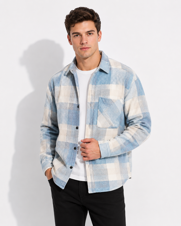 Hellblaues Langarm-Herrenhemd für Business Casual und Freizeit. Komfortables, vielseitiges Männerhemd für Frühling/Sommer.