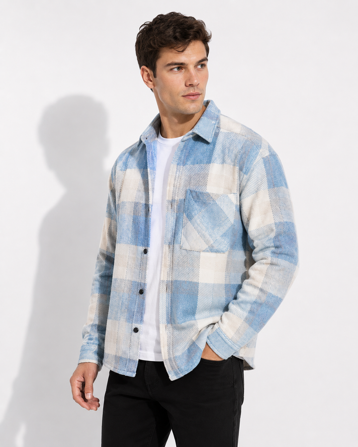 Elegantes, hellblaues Herrenhemd. Perfekt als Langarmhemd für Business Casual, Freizeit und Sommer-Looks. Komfortabel & vielseitig.