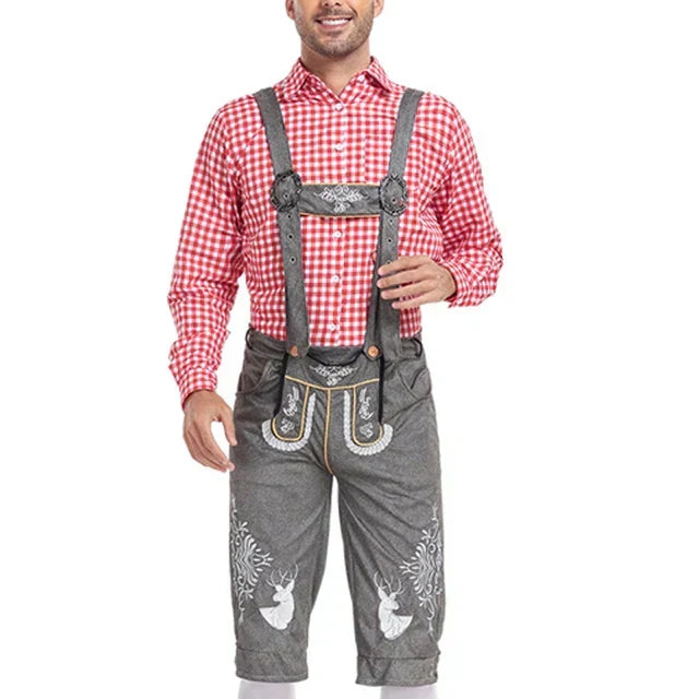 Komplettes Herren Lederhosen Set flach ausgelegt: Hose, Hemd, Hosenträger für Oktoberfest.