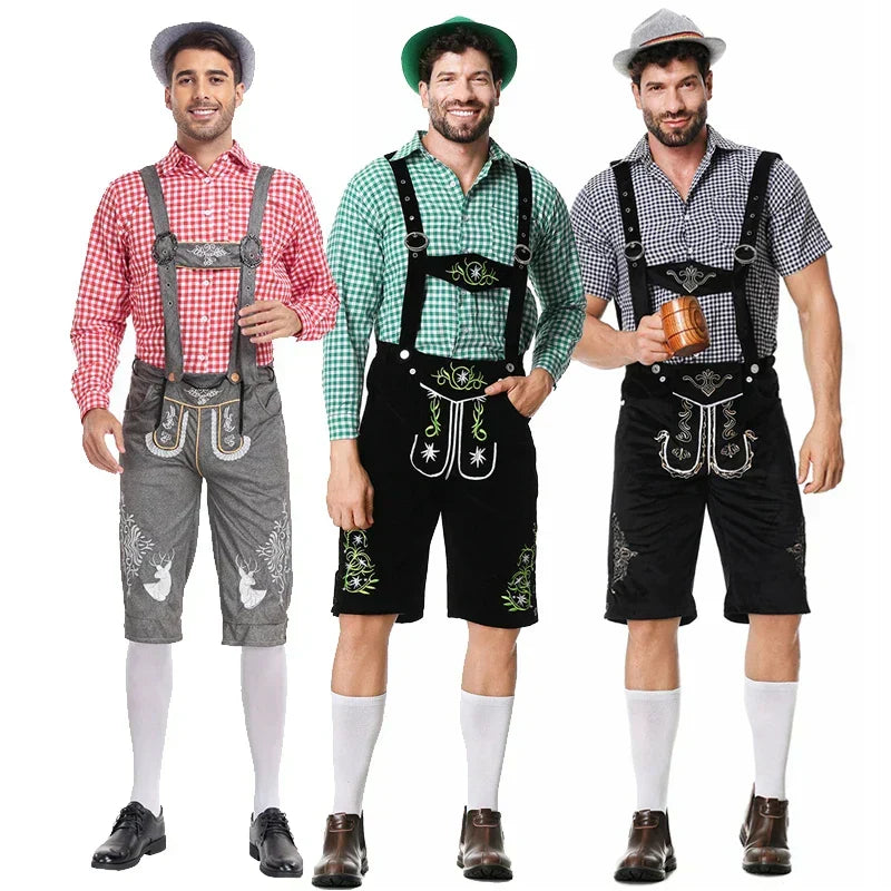 Mann im kompletten Herren Lederhosen Set: bestickte Hose, kariertes Hemd, Socken. Fest Outfit.