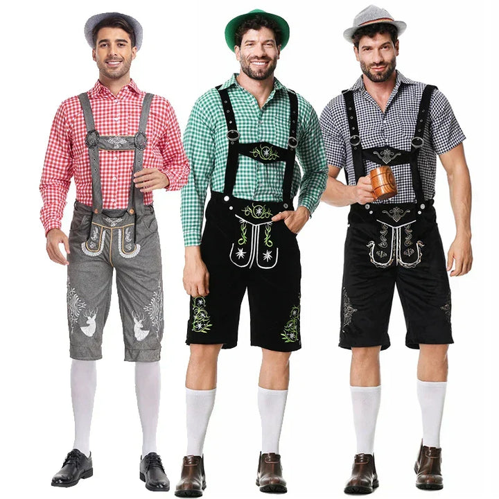 Mann im kompletten Herren Lederhosen Set: bestickte Hose, kariertes Hemd, Socken. Fest Outfit.