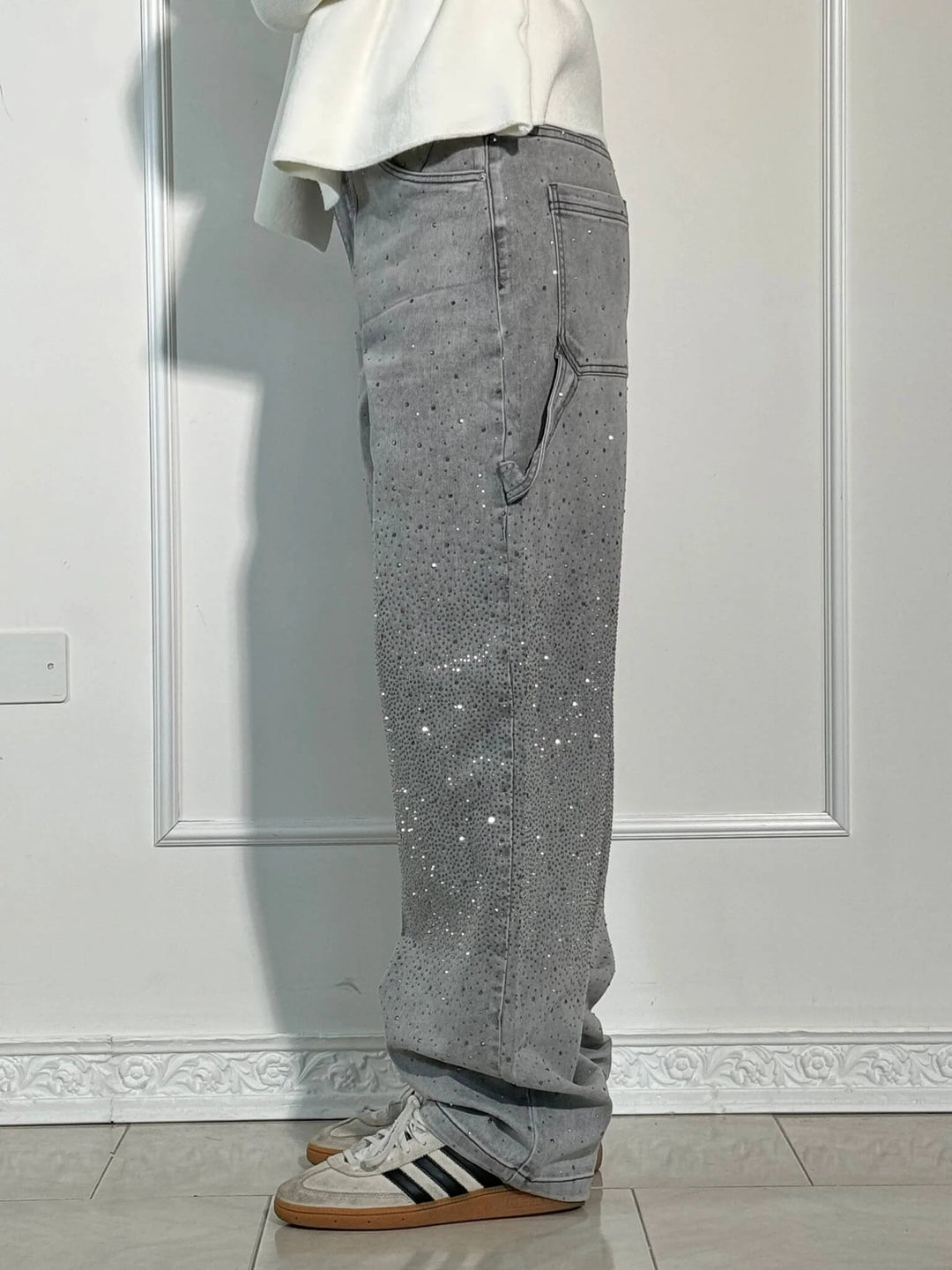 Komfortable und trendige Damen Baggy Jeans mit Glitzer-Highlights, lockere Wide Leg Hose für Damenmode.
