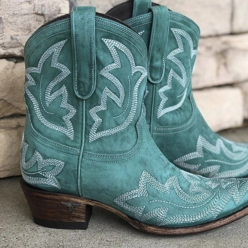 Nahaufnahme der feinen Stickereien auf den Damen Cowboystiefeletten Dakota, Western-Stil.
