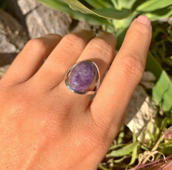 Damen Amethyst Ring aus 925er Silber mit ovalem Edelstein. Spiritueller Schmuck für Ruhe & Harmonie.