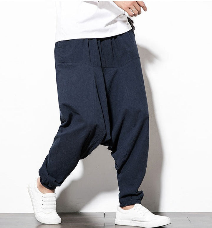 Bequeme Herren Sporthose, Harem-Design, schwarz, ideal für Training und entspannte Looks.