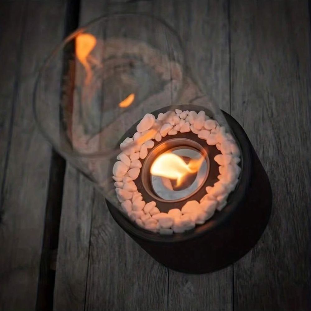 Detailaufnahme: Docht und Flamme der Lumora Öllampe, erzeugt sanftes Stimmungslicht.