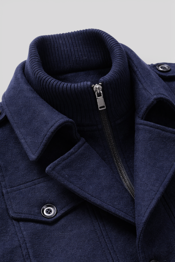 Dunkelbraune wetterfeste Herren Winterjacke, ideal für den Alltag.