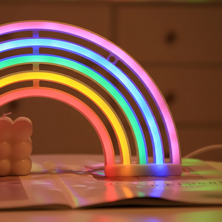 Dekorative LumiRainbow Neon-Regenbogen-Tischlampe als stilvolles Highlight, perfekte Geschenkidee für jeden Raum.