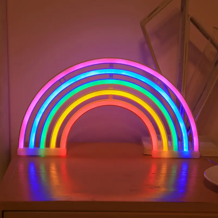 Farbenprächtige LumiRainbow Neon-Regenbogen-Tischlampe, leuchtende Farben für eine fröhliche und moderne Raumgestaltung.