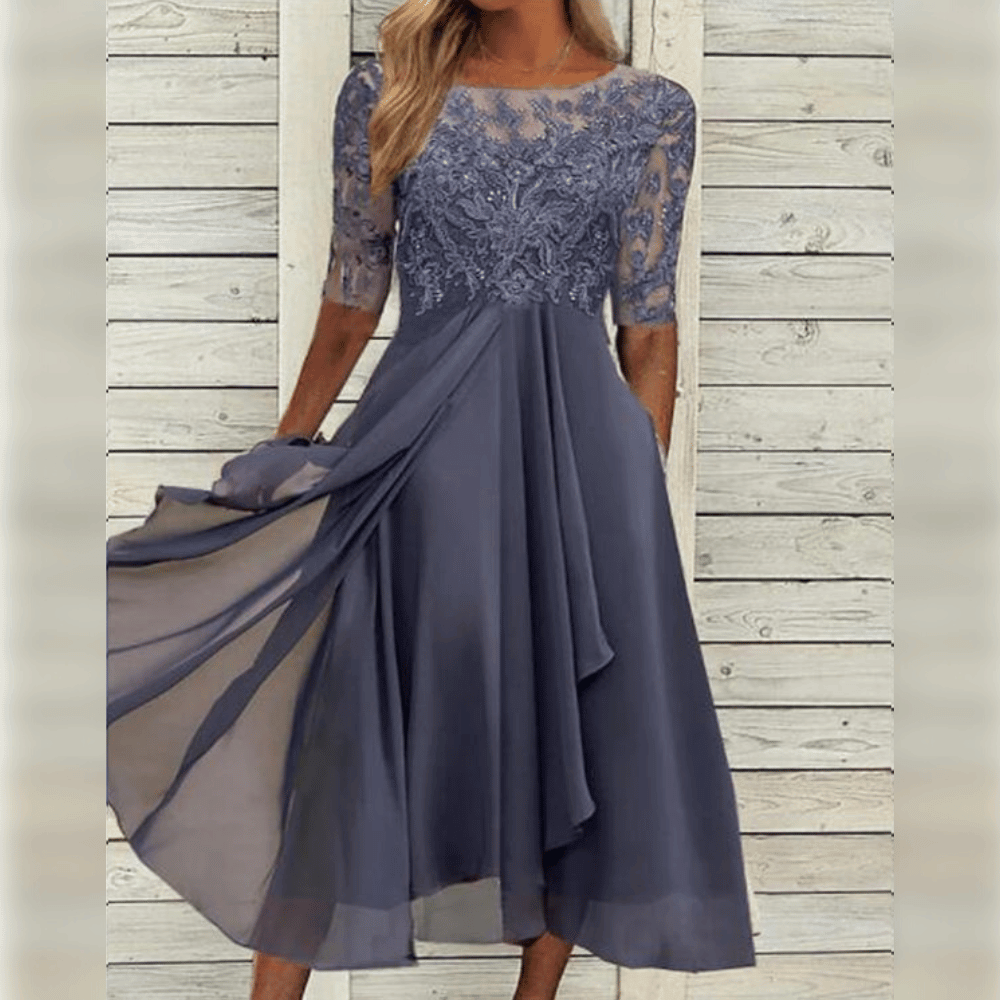Elegantes lila Damenkleid, fließend und komfortabel, als Freizeitkleid oder festliches Abendkleid geeignet.