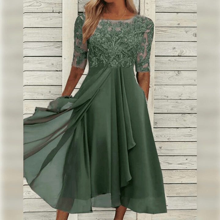 Komfortables lila Midi-Kleid für Damen, fließend, ideal als elegantes Freizeitkleid oder festliches Abendkleid.