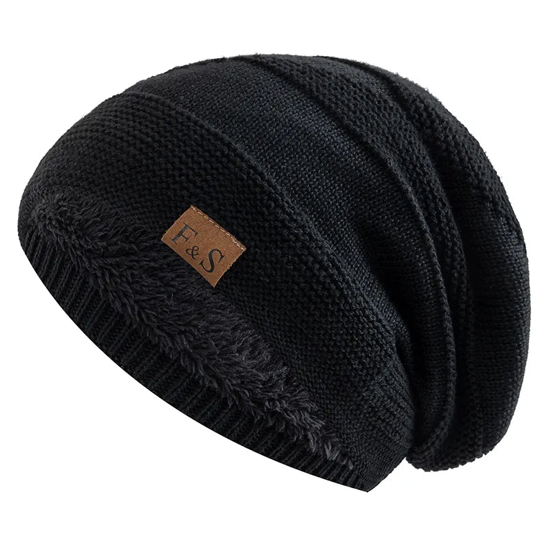 Mann trägt warme, stilvolle Wintermütze; Beanie bietet Kälteschutz & ist ein ideales Winteraccessoire für Herren.