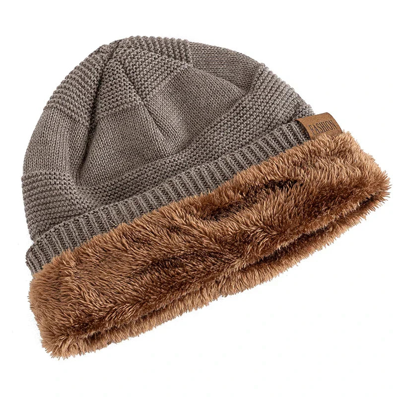 Kuschelige Strick-Beanie als warmes Winteraccessoire; stilvoller Kälteschutz für Outdoor-Abenteuer bei jedem Wetter.