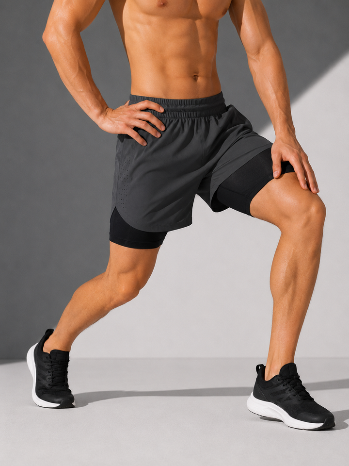 Leichte Herren 2-in-1 Laufshorts mit praktischen Taschen für Schlüssel und Handy.