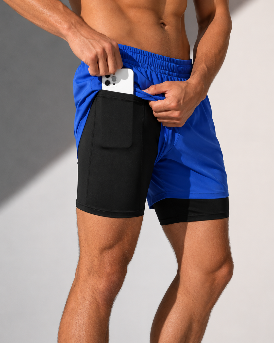 Graue Herren 2-in-1 Shorts mit integrierter Innenhose für optimalen Halt beim Sport.