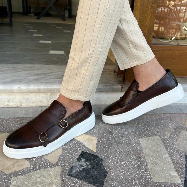 Herren Slip-On Loafers aus braunem Leder, Modell Lorenzo, Seitenansicht. Elegant und bequem für jeden Anlass.