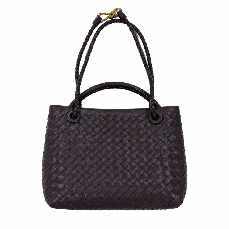Stilvolle Umhängetasche für Damen in Flechtoptik, verziert mit edlen goldenen Akzenten. Ein Must-have Accessoire.