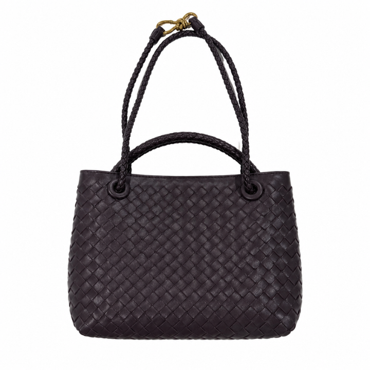 Stilvolle Umhängetasche für Damen in Flechtoptik, verziert mit edlen goldenen Akzenten. Ein Must-have Accessoire.
