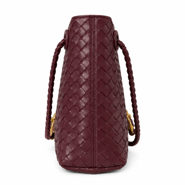Modische Damen-Handtasche in eleganter Flechtoptik, mit hochwertigen goldenen Metallelementen. Für den täglichen Gebrauch.
