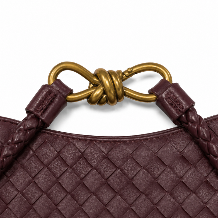 Feminine Flecht-Schultertasche für Damen, mit glänzenden goldenen Verschlüssen und viel Stauraum. Ein elegantes Statement.