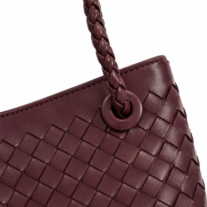 Robuste und stilvolle Damen-Flecht-Umhängetasche, mit eleganten goldenen Details. Optimal für den urbanen Lifestyle.