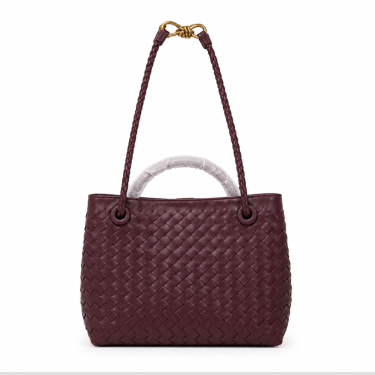 Edle Damenhandtasche in Flechtoptik, als Umhängetasche tragbar, mit feinen goldenen Verzierungen. Zeitlos elegant.