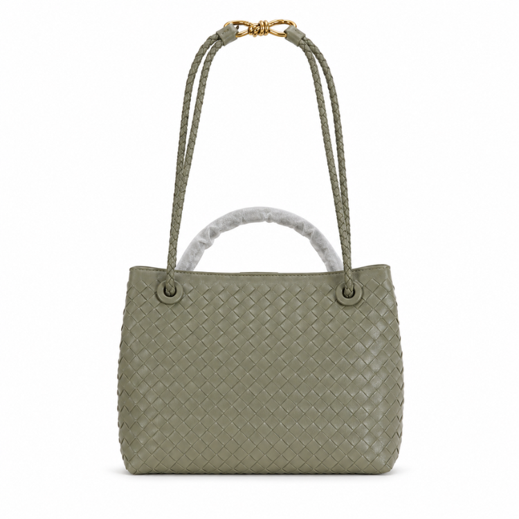 Elegante Damen-Accessoire: Flecht-Umhängetasche mit attraktiven goldenen Akzenten. Passt zu vielen Outfits.