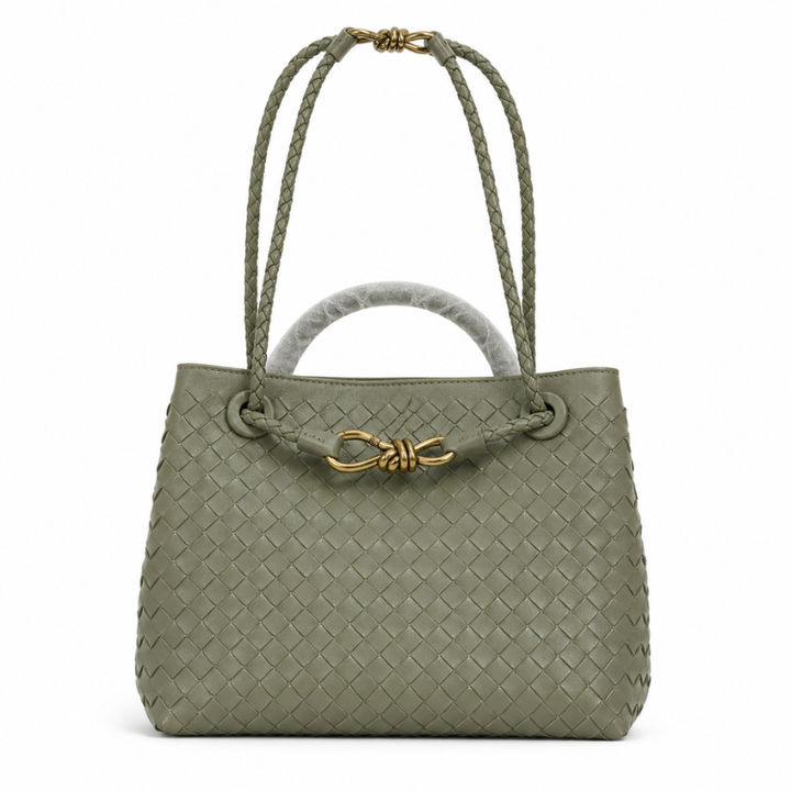 Flecht-Handtasche für Damen, vielseitig als Schulter- oder Umhängetasche nutzbar, mit glänzenden goldenen Details.