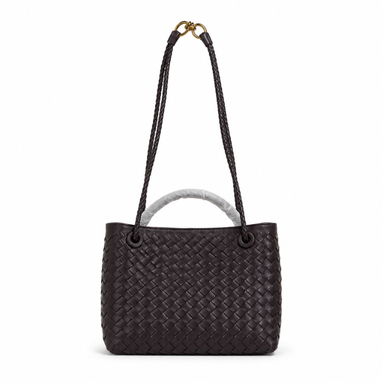 Moderne Damen-Schultertasche mit Flechtmuster, goldfarbenen Elementen und verstellbarem Riemen. Vielseitig einsetzbar.
