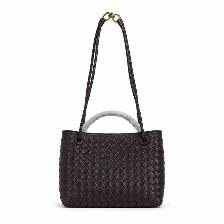 Moderne Damen-Schultertasche mit Flechtmuster, goldfarbenen Elementen und verstellbarem Riemen. Vielseitig einsetzbar.