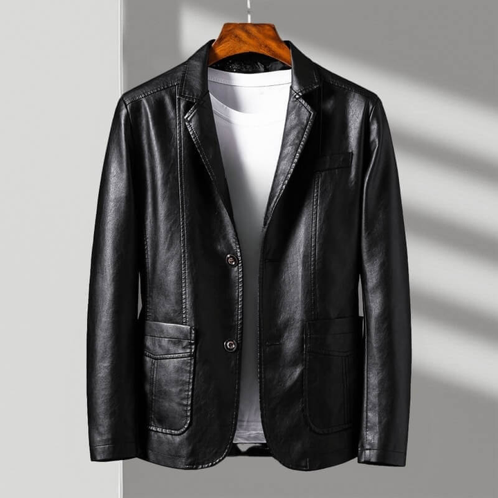 Mann trägt Vintage Herrenjacke, die elegante Freizeitmode und vielseitigen, zeitlosen Stil perfekt verkörpert.