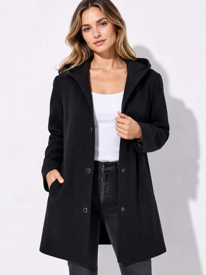 Weiche Damenjacke mit Kapuze, einreihig. Bequeme Freizeitjacke, ideal für kühle Frühlings- und Herbsttage.