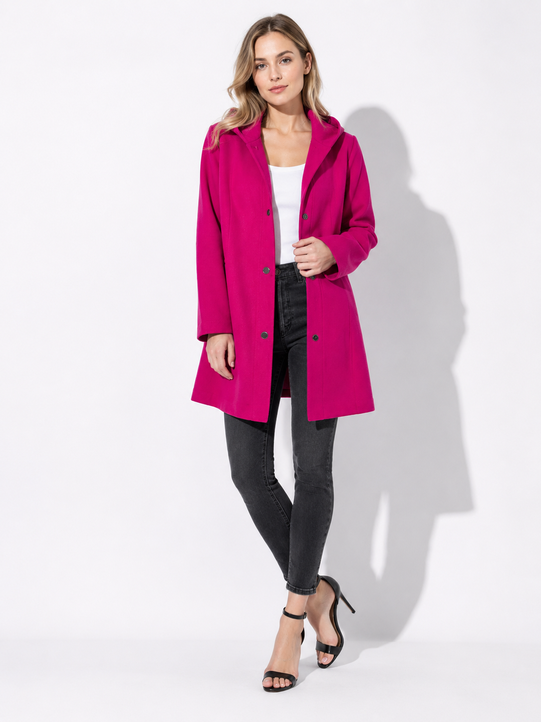 Stilvolle Damenjacke mit Kapuze. Lässige einreihige Frühlingsjacke für modische Alltagsoutfits.