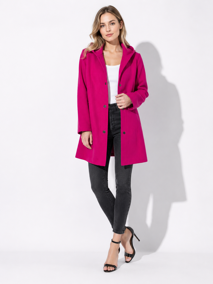 Stilvolle Damenjacke mit Kapuze. Lässige einreihige Frühlingsjacke für modische Alltagsoutfits.