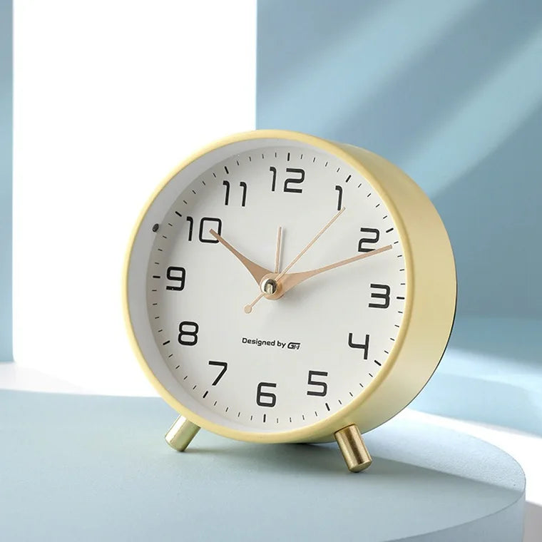 Elegante Uhr im skandinavischen Stil. Batteriebetrieben, leise und modern für Ihr Zuhause.