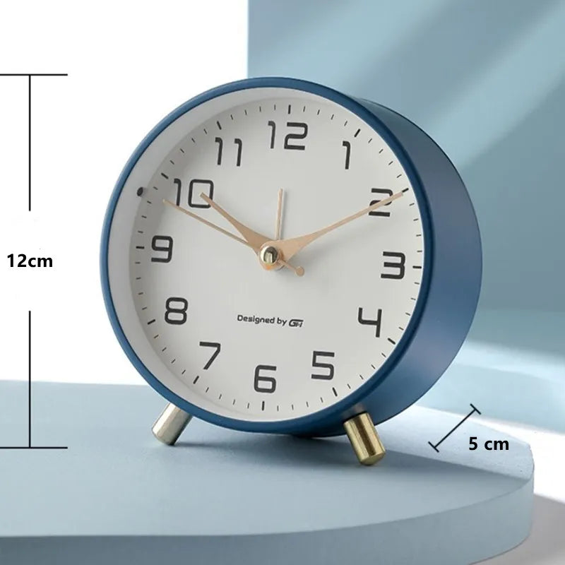 Zeitlose, moderne Tischuhr in skandinavischem Design. Leise und dekorativ für den Schreibtisch.