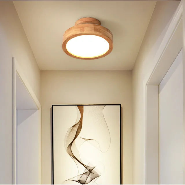 Skandinavische runde Holz LED-Deckenleuchte für modernes Wohnzimmer. Naturholz-Akzent.