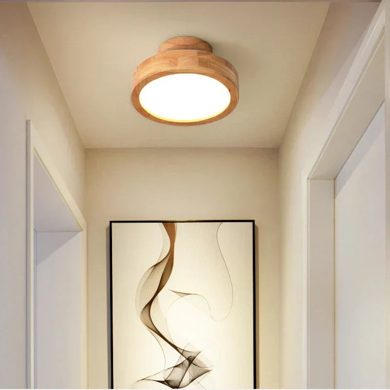 Naturholz LED-Deckenlampe, rund, skandinavisch-modern, schafft warmes Ambiente im Schlafzimmer.