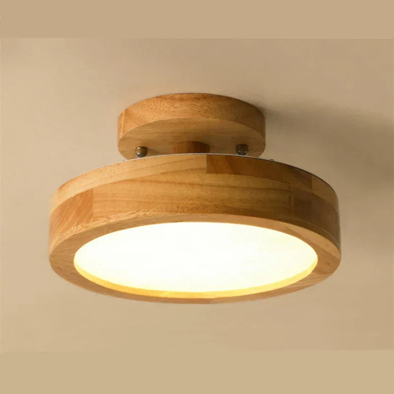 Ambientebeleuchtung: Runde skandinavische Holz-Deckenleuchte mit LED für ein gemütliches Wohnzimmer.