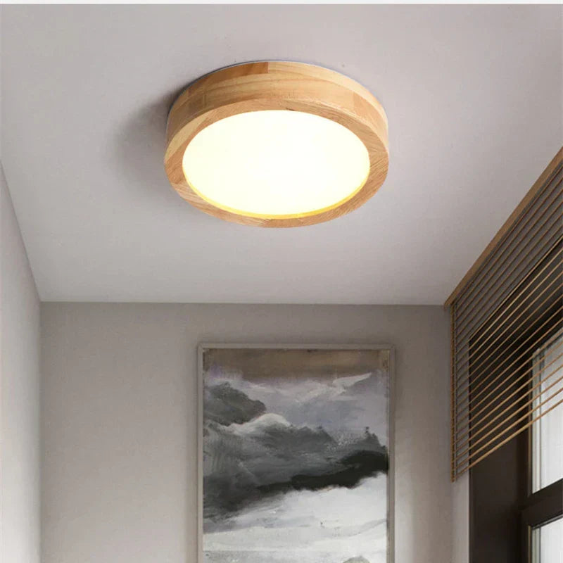 Helle, runde Holzlampe mit integrierter LED, skandinavischer Stil, für moderne Innenbeleuchtung.