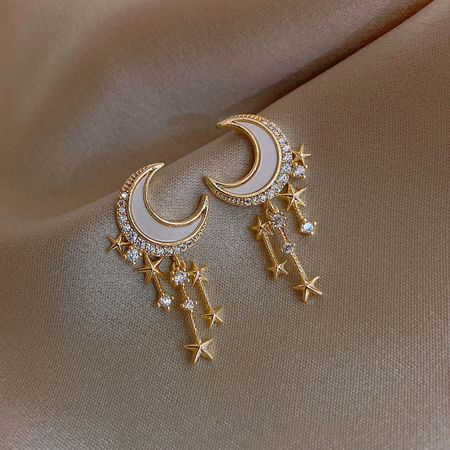 Elegante Einhorn Damenohrringe aus Edelstahl. Glitzernde Zirkonia-Steine für besonderen Look.
