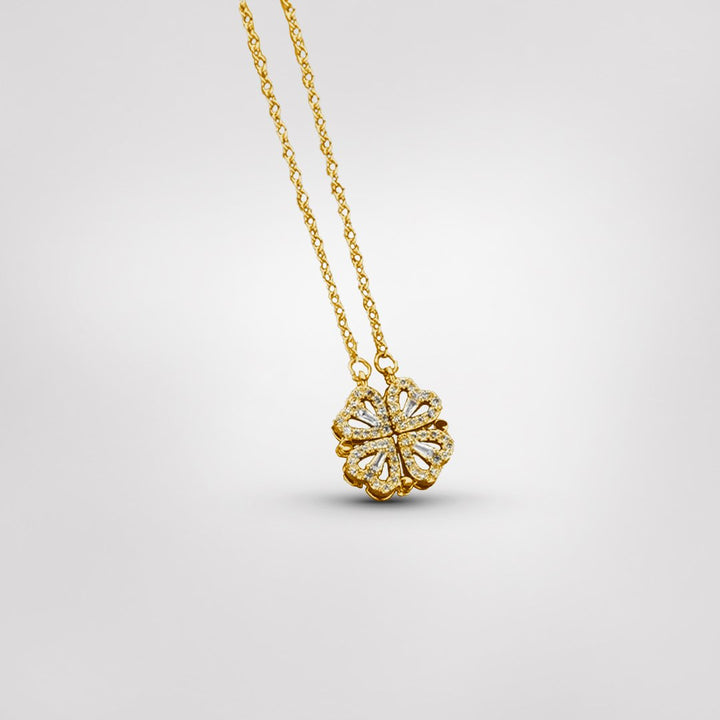Nahaufnahme: filigrane Kleeblatt-Halskette, ein Glücksbringer für Frauen. Edler Damenschmuck & Geschenkidee.
