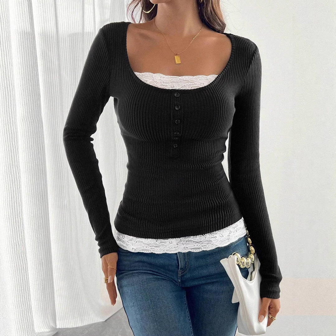 Damen-Shirt mit schmeichelhaftem U-Ausschnitt und dekorativer Knopfleiste. Modern & bequem.