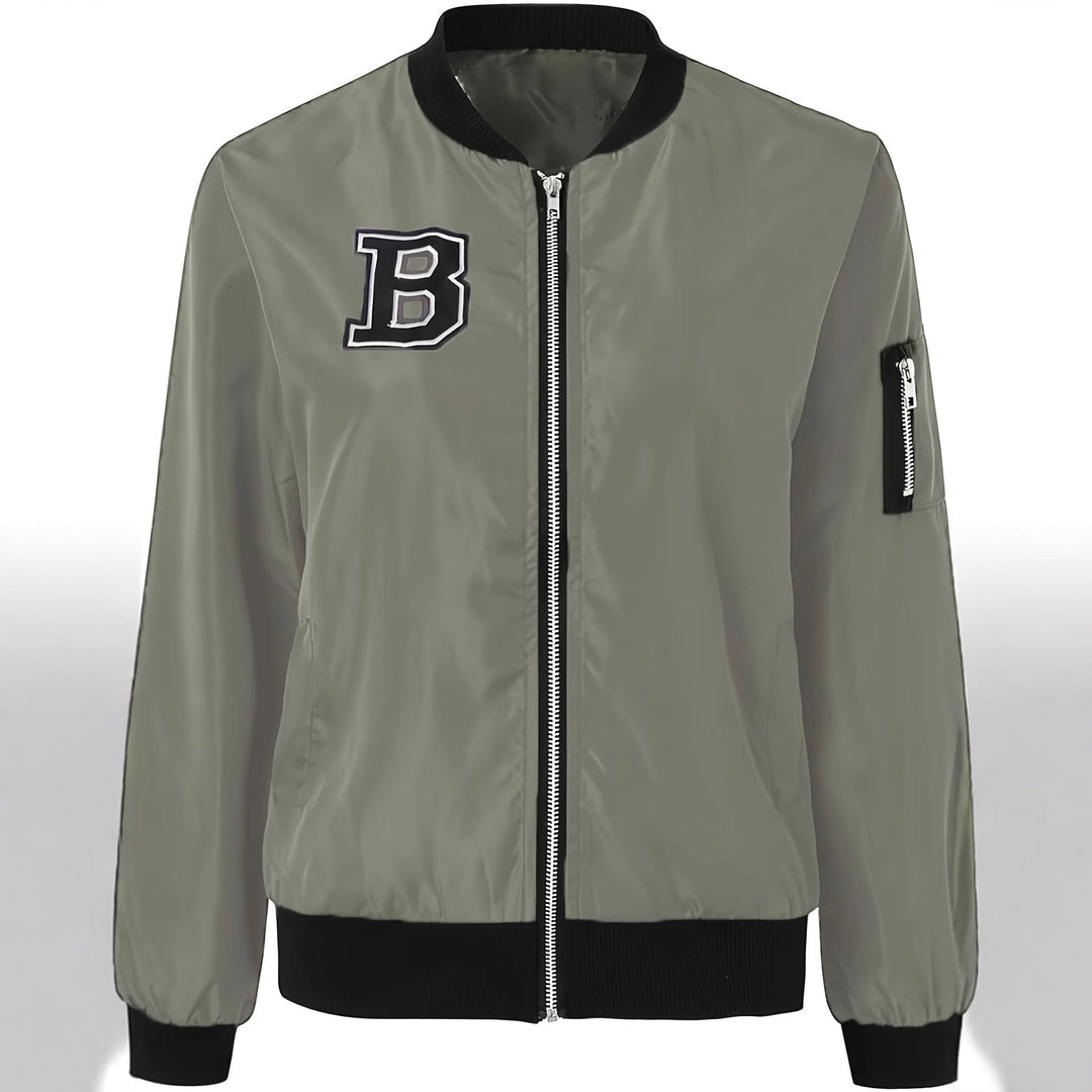 Nahaufnahme des Reißverschlusses an der eleganten Damen-Bomberjacke; modische und praktische Übergangsjacke.