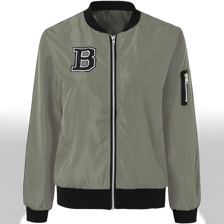 Nahaufnahme des Reißverschlusses an der eleganten Damen-Bomberjacke; modische und praktische Übergangsjacke.